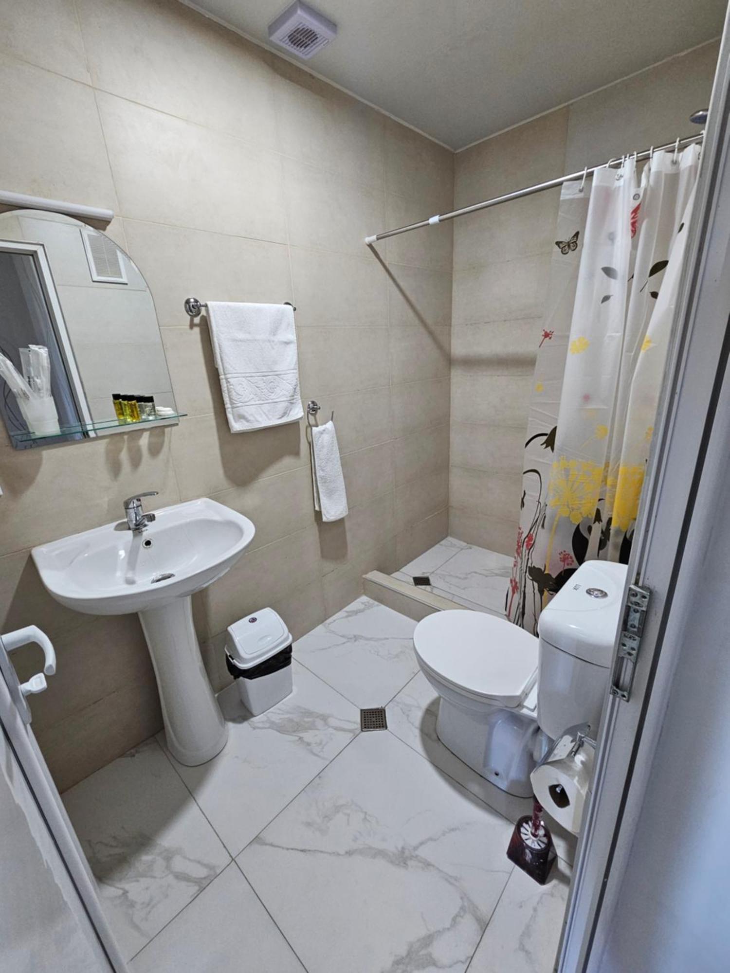 Hilltop Guest House Кутаиси Экстерьер фото